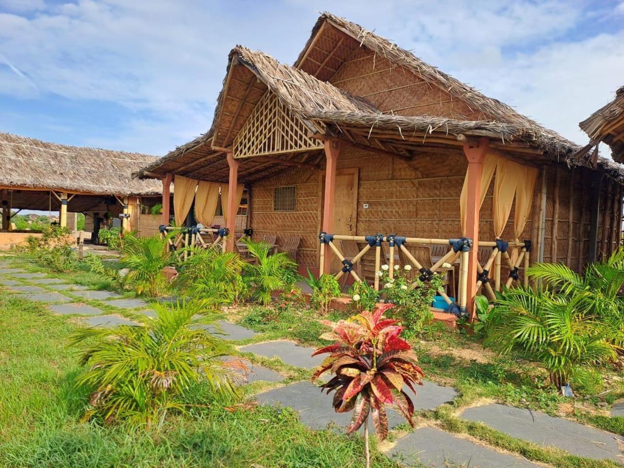 Hampi Rasta Cafe Hotel Екстериор снимка